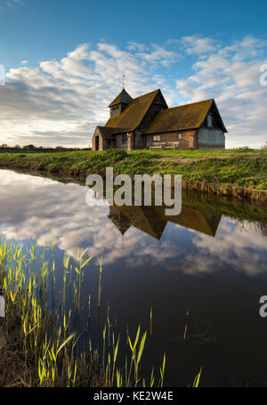 Fairfield Kirche spiegelt sich in dem Kanal auf Romney Marsh, Kent Stockfoto