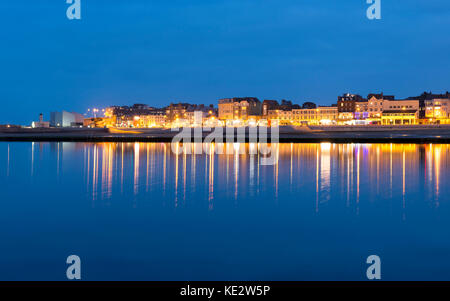 Margate seafront im Pool baden in der Dämmerung wider. Stockfoto