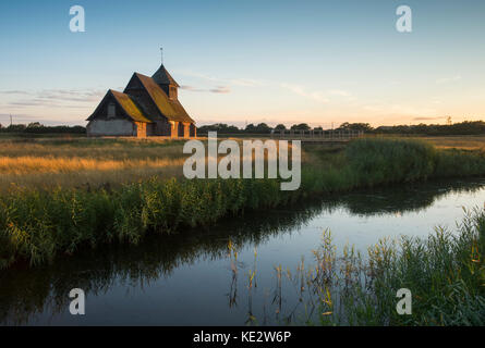 Fairfield Kirche bei Sonnenuntergang auf Romney Marsh, Kent. Stockfoto