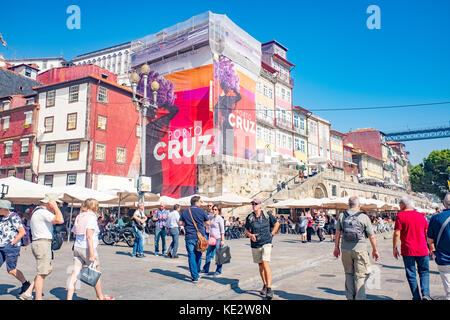 Massen von Touristen, die Bars und Cafes inribeiro Bezirk am Ufer des Douro in Porto, Portugal Stockfoto