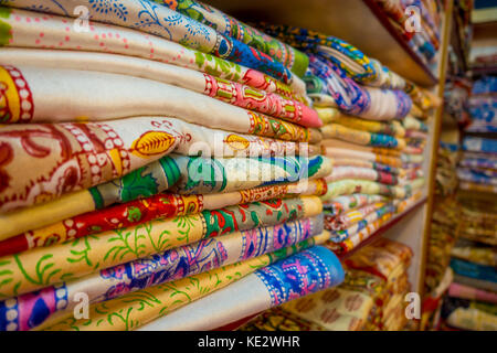 Bis der indischen traditionellen Frauen enger Kleidung Sari auf dem Markt. kaufen Hochzeit Sari in Jaipur. Bunte schöne sari kleider in den Store. Luxus orientalisch Handgemachte östlichen Fabric Stockfoto