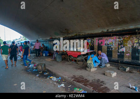 Delhi, Indien - 25. September 2017: unbekannter Menschen, die in den Straßen der Stadt unter einer Brücke Jugendliche fangen Schlafen auf Fußweg, Delhi, Indien Stockfoto