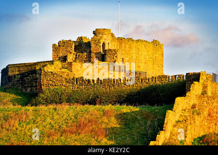 Tynemouth Castle und Mauern kurz nach Sonnenaufgang Stockfoto