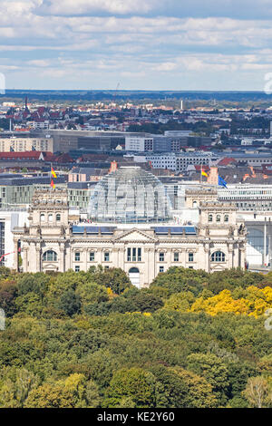 Große Glaskuppel auf dem Dach des deutschen Parlaments Gebäude (Deutscher Bundestag oder Reichstag) in Berlin, Deutschland Stockfoto