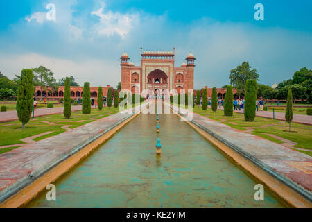 Agra, Indien - 20. September 2017: Nicht identifizierte Menschen gehen im Garten in der Nähe des Taj mahal am Eingang des Großen Tores in Darwaza-i rauza, mit einem künstlichen Teich in der Mitte, Haupteingang zum Grab, UNESCO-Weltkulturerbe, Agra, Uttar Pradesh, Indien Stockfoto