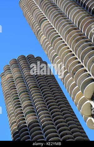 Sie suchen den ikonischen Marina City Towers auf dem River gegenüber von Downtown Chicago River North in der Nachbarschaft. Stockfoto