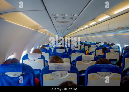 DELHI, INDIEN - 19. SEPTEMBER 2017: Innenansicht des Economy Class-Sitzplatzes im Air India A320. AI ist ein Star-Allianz-Mitglied in Indien Stockfoto