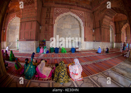 Delhi, Indien - 27 September, 2017: die Menschen an der Jama Masjid Moschee im Inneren des Tempels in Delhi, Indien, beten, Fischaugen-Effekt Stockfoto