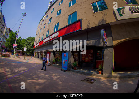 Delhi, Indien - 27. September 2017: unbekannter Mann warten außerhalb eines Restaurants von Burger King. Es ist das einzige Land in der Welt, der nicht Rind auf der Speisekarte bieten Stockfoto