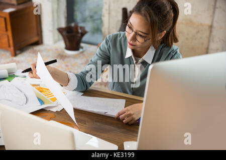 Porträt der jungen weiblichen Auto Designer bei der Arbeit Stockfoto