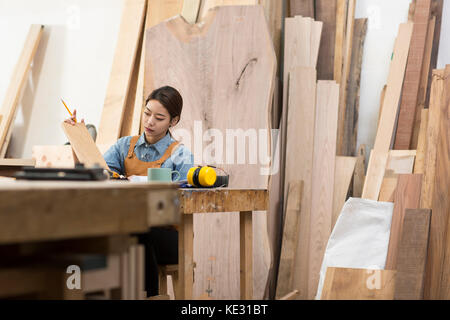 Porträt der jungen weiblichen woodworker konzentriert sich auf ihre Arbeit Stockfoto