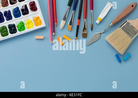 Verschiedene kunst Materialien wie Aquarell, Bürsten und Buntstifte Stockfoto