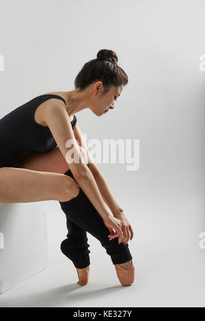 Seitenansicht des jungen Ballerina in schwarz Body elegant Posing Stockfoto