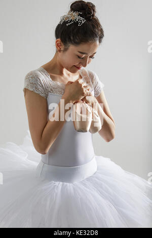 Seitenansicht der junge lächelnde Ballerina Stockfoto
