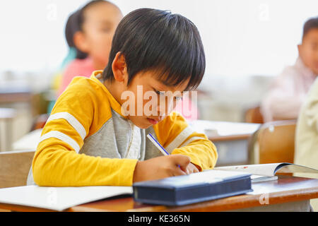 Japanische Grundschule Kind im Klassenzimmer Stockfoto