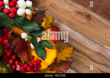 Danksagung Hintergrund mit snowberry, Rowan, Äpfel, fallen, Blätter und gelben Squash, Kopie Raum Stockfoto