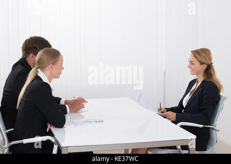 Weibliche manager Interviews mit jungen zuversichtlich Antragsteller im Büro Stockfoto