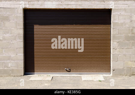 Garage Stein mit Rollläden in brauner Farbe für zwei Autos