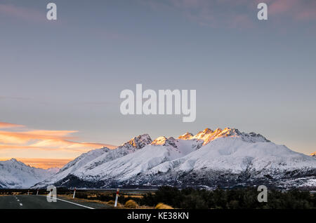 Blick auf den majestätischen Aoraki Mount Cook mit der Straße zum Mount Cook Village. Im Winter in Neuseeland übernommen. Stockfoto