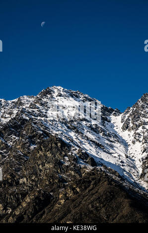 Blick auf den majestätischen Aoraki Mount Cook mit der Straße zum Mount Cook Village. Im Winter in Neuseeland übernommen. Stockfoto