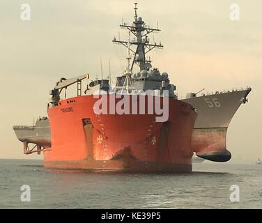 Der Arleigh-burke-Klasse geführte Anti-raketen-Zerstörer USS John S. McCain (DDG56) für Reparaturen transportiert. Stockfoto