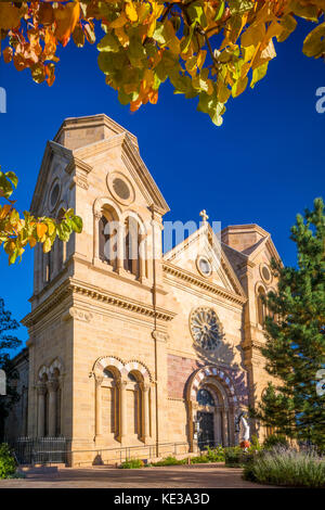 Die Kathedrale Basilika des Heiligen Franziskus von Assisi ist eine römisch-katholische Kathedrale in der Innenstadt von Santa Fe, New Mexico. Stockfoto