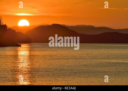 Einen schönen Sonnenuntergang am Hals Point Park nördlich von piper Lagune auf Vancouver Island, British Columbia, Kanada. Stockfoto