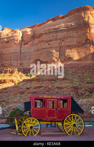 Monument Valley ist eine Region des Colorado Plateaus zeichnet sich durch ein Cluster von großen Sandstein Buttes, die größte erreichte 1.000 ft über dem Valle Stockfoto