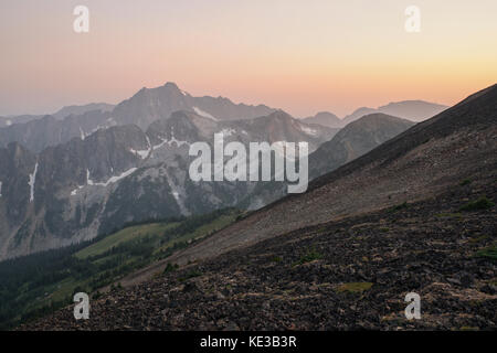 Panoramablick auf den Cascade Mountains bei Sonnenuntergang vom Gipfel des eisigen Berges in Manning Provincial Park, British Columbia, Kanada Stockfoto