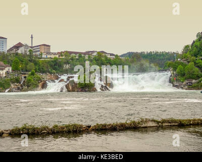 Rheinfall in Neuhausen am Rheinfall bei Schaffhausen in der Schweiz am Abend Zeit Stockfoto