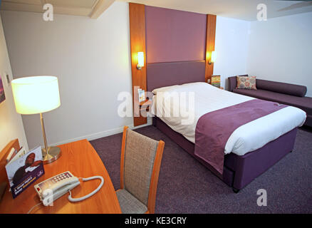 Einrichtung eines Schlafzimmers in einem kürzlich fertiggestellten Premier Inn Hotel in Maidstone, Kent, Großbritannien. Aus einem bestehenden Büroblock umgewandelt. Stockfoto