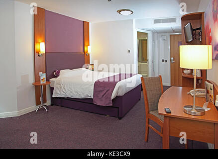 Einrichtung eines Schlafzimmers in einem kürzlich fertiggestellten Premier Inn Hotel in Maidstone, Kent, Großbritannien. Aus einem bestehenden Büroblock umgewandelt. Stockfoto