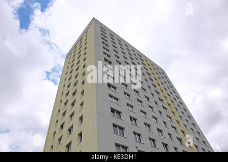 Die Außenseite des Scott House, ein neu renoviertes, Rat-Hochhauses in Enfield, London, UK, Über-plattiert mit einem neuen Zementputz beenden. Stockfoto