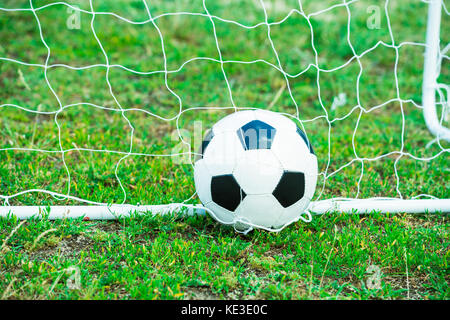 Nahaufnahme eines Fußballs in Ziel Net Stockfoto