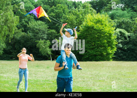 Familie Im Park beim Fliegen Die bunten Drachen Stockfoto