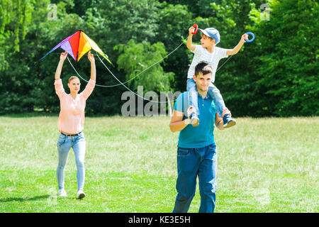 Familie Im Park beim Fliegen Die bunten Drachen Stockfoto