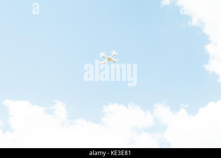 Weiß Drone Quad Copter Fliegen in den Himmel Stockfoto