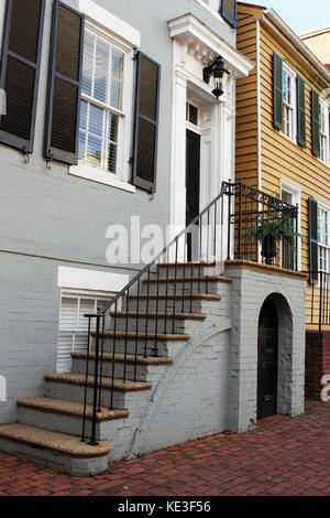 Eine Vordertür Eingang zu einem Haus im Kolonialstil. amerikanische koloniale Architektur, Old Town Alexandria VA Stockfoto