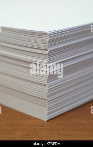 Ecke Kante Blick auf Ries, Stapel von Letter weißes Papier, Stockfoto