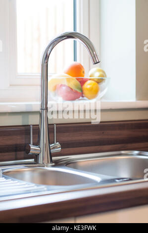 Gebogene Küche Mischbatterie Stockfoto