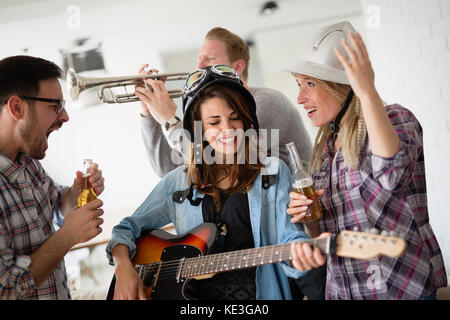 Happy Gruppe von Freunden spielen von Instrumenten und Party Stockfoto