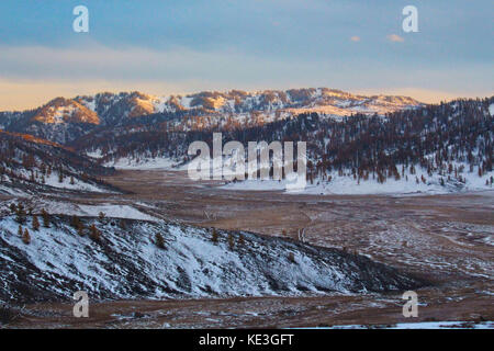 Herbst Landschaft von Kanas See im Nordwesten Chinas Xinjiang. Kanas See ist ein See in Altay Präfektur, Xinjiang, China. Der See liegt in einem Tal in den Altai Gebirge, in der Nähe der nördlichen Spitze von Xinjiang, und die Grenzen der Provinz mit Kasachstan, der Mongolei und Russland. Der See wurde vor rund 200.000 Jahren während des Quartär als Ergebnis der Gletscher Bewegung gebildet. der Halbmond förmige See hat eine geschätzte Wasser Speicherkapazität von 53,8 Milliarden Kubikmeter, mit einer durchschnittlichen Tiefe von rund 120 Metern gekoppelt. (Foto: Sipa Press) Asien/Pazifik Stockfoto