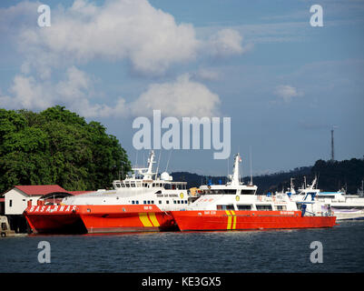 Such- und Rettungsschiffe (SAR), die der Nationalen Such- und Rettungsbehörde der Republik Indonesien (Basarnas) angehören, liegen am Pier vor Batam, Indonesien Stockfoto