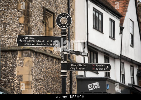 Der uhrturm Wegweiser Stockfoto