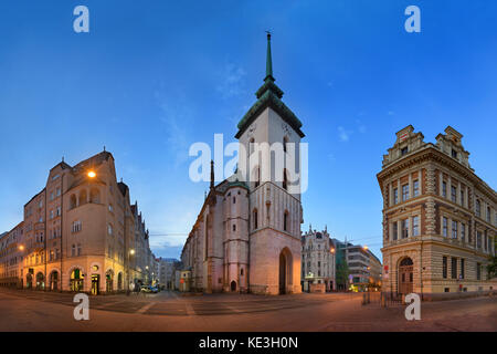 Panorama von St. James Kirche am Morgen, Brno, Tschechische Republik Stockfoto