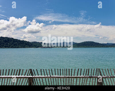 Blick auf Pulau Sugi vom Zimmer einer privaten Villa im Telunas Private Island Resort auf den Riau-Inseln, Indonesien Stockfoto