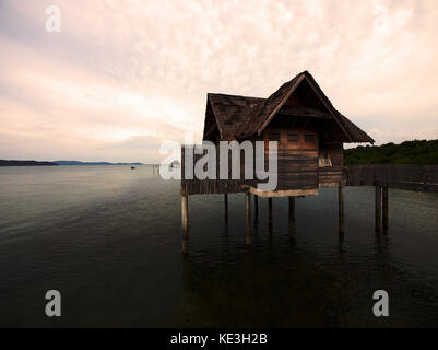 Traditionelle indonesische Architektur (Kelong) Villa auf dem Wasser im Telunas Private Island Resort, auf den Riau-Inseln, Indonesien Stockfoto