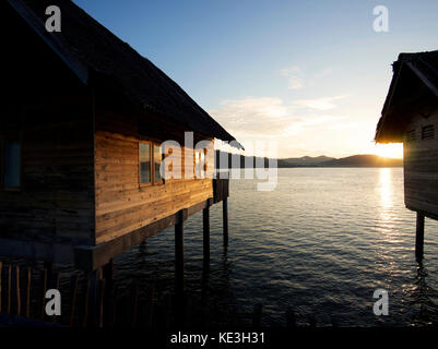 Traditionelle indonesische Architektur (Kelong) Villa auf dem Wasser im Telunas Private Island Resort, auf den Riau-Inseln, Indonesien Stockfoto