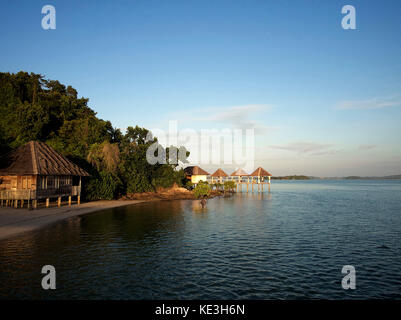 Morgens über den Wassermassagepavillons im Telunas Private Island Resort auf den Riau-Inseln, Indonesien Stockfoto