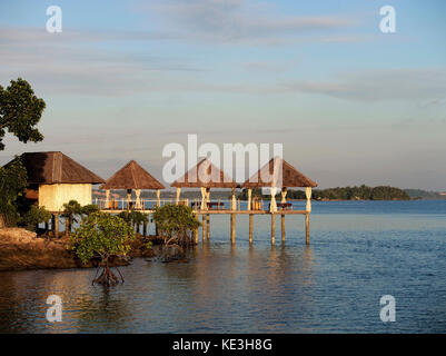 Morgens über den Wassermassagepavillons im Telunas Private Island Resort auf den Riau-Inseln, Indonesien Stockfoto